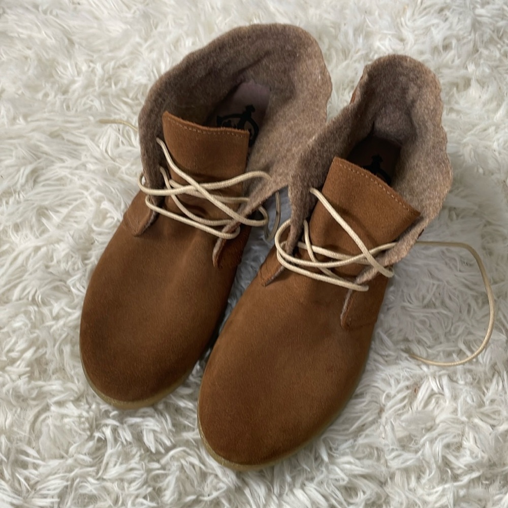 Crown Vintage Sz 8 low bootie tan